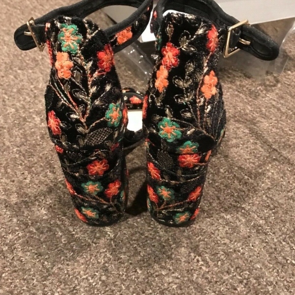 Fergie Courtney Black Floral with ankle strap - Picture 6 of 8